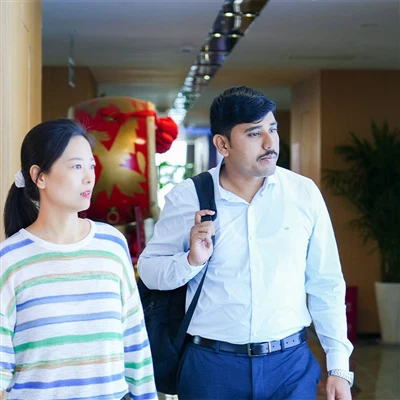 Indijos klientas apsilanko GNEE Gr12 titano vamzdžių gamybos linijoje